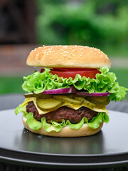 Podwójny cheeseburger z pomidorem i serem, apetyczna kanapka w stylu amerykańskim 