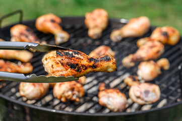 Grillowany kurczak, opiekać mięso na grillu z bliska © Paweł Kacperek