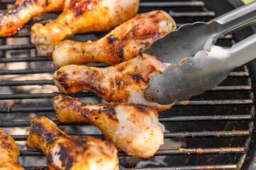 Piękne apetyczne chrupiące pałki z kurczaka na grillu węglowym, tradycyjny przepis babci zdrowe jedzenie  © Paweł Kacperek