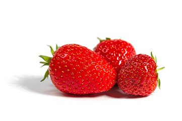 Erdbeeren vor weißem Hintergrund in einer Nahaufnahme