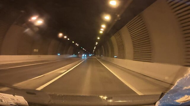 Passage rapide dans un tunnel d'autoroute 