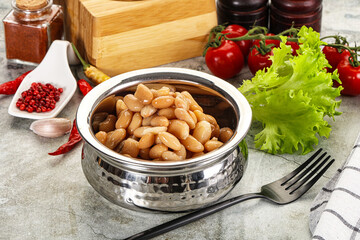 White canned beans in the bowl