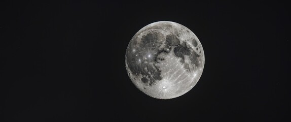 Obraz premium Crescent Moon in detail against the night sky. Crescent Moon on dark backdrop with space for theme.