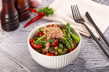 Canned tuna with asparagus salad