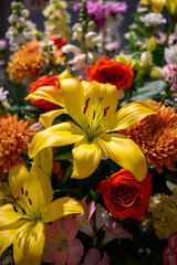 色とりどりにアレンジされたお祝いの花束