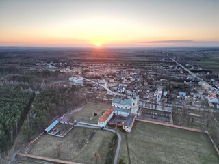 Kościół w miejscowości Paradyż w centralnej Polsce oraz zachód słońca © Konrad
