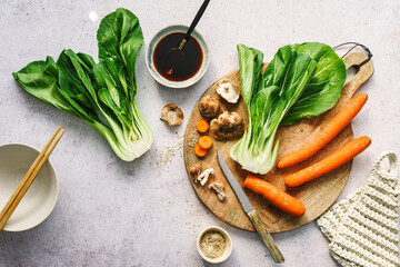 Pack Choi, Karotten und Sojasoße auf einem Tisch. Draufsicht, Vorbereitung, Asiatisches Essen, Zutaten.
