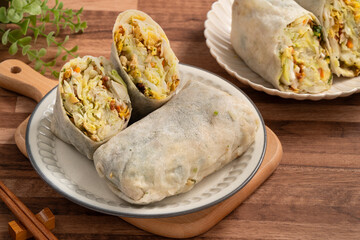 Delicious popiah, lumpia, Taiwanese spring roll food.