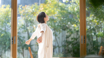 深呼吸をするミドル女性