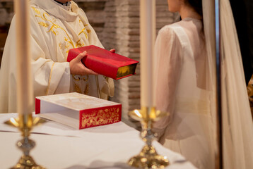 ceremonia, cura, sacerdote, padre, iglesia, religión, biblia, mano, orar, boda, mujer, amor,...