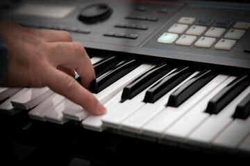Fototapeta premium piano, música, teclado, mano, instrumento, músico, pianista, clásica, ruido, dedo, musical, negro, clave, melodioso, jazz