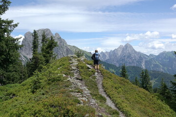 Obraz premium Wanderer auf dem Lahngang bei Admont