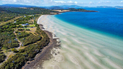 Obraz premium Sandy beach at low tide, seen from above