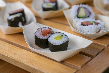 alimento, cocinado, cocina, alimentación, rojo, comida, crudo, lonja, cena, sushi, arroces, japonesa, maki, salmón, marisco, cucumis sativus, salubre, alga, tradicional, aguacate, verduras, delicioso,