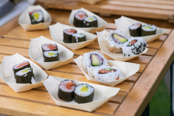 alimento, cocinado, cocina, alimentación, rojo, comida, crudo, lonja, cena, sushi, arroces, japonesa, maki, salmón, marisco, cucumis sativus, salubre, alga, tradicional, aguacate, verduras, delicioso,