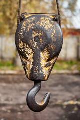 The old hook of the lifting device.