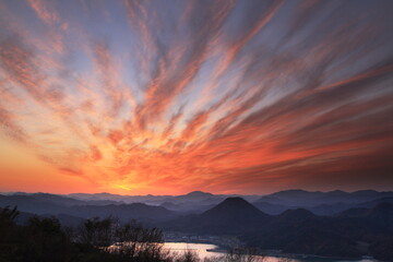 朝焼け雲と山並み