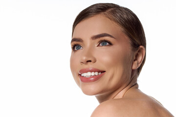 Obraz premium Elegant young woman with a radiant smile showcasing her beauty in a bright setting