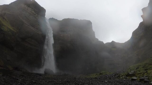 La cascata di H&aacute;ifoss nella natura selvaggia islandese. ISLANDA