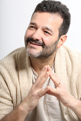 Uomo con le mani giunte