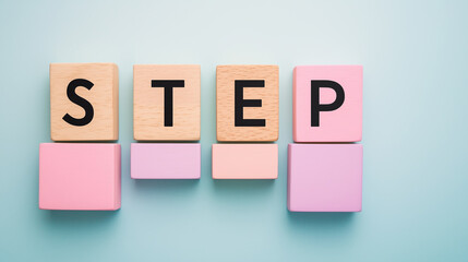 成功へと導く段階的プロセスを象徴するSTEPの文字と木製ブロック | 爽やかカラー構成