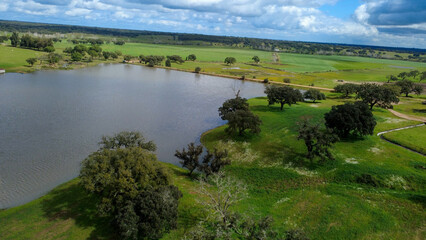 Vista a&eacute;rea de barragem e lago em zona rural do Alentejo, Portugal