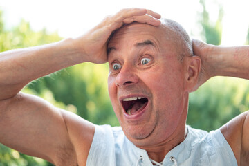 Obraz premium humorous senior man with twinkle in eye poking fun at himself, embracing life's simple pleasures, infectious laughter