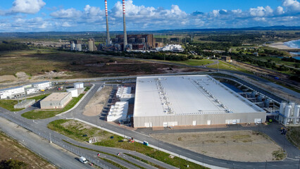 Vista aérea da zona industrial de Sines com complexos fabris, Portugal