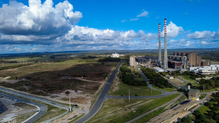 Vista aérea da zona industrial de Sines com complexos fabris, Portugal