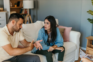 Obraz premium Young couple discussing their problems with a therapist