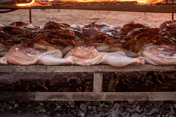 pollos a las brasas sobre una parrilla