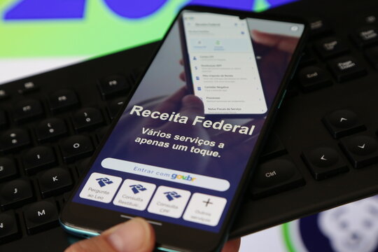Imposto de renda da receita federal numa tela de celular para consultar com fundo desfocado.