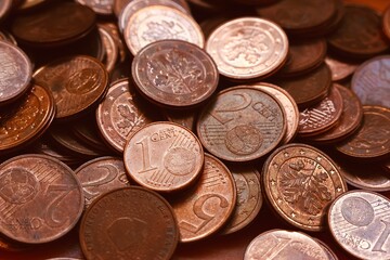 Kleingeld: 1 und 2 Cent Kupfer Münzen auf einem Haufen Münzgeld