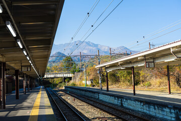 A quiet train station at the foot of the mountain