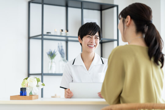 若い女性の接客をするエステサロンのセラピスト