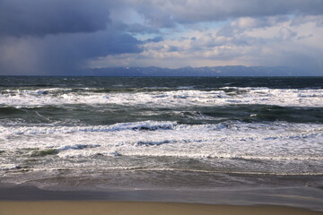 光に照らされ美しく輝く白波