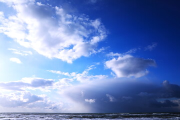 澄んだ青空と接近する雪雲に心躍る冬の日本海