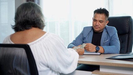 Obraz premium Businessman refuses to accept bribe from female client in contracting