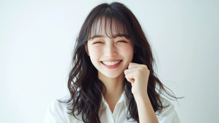 ガッツポーズをする女性