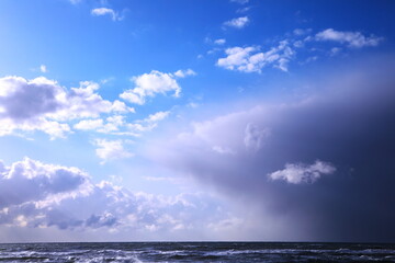 大きな雪雲が迫る躍動感ある冬の日本海