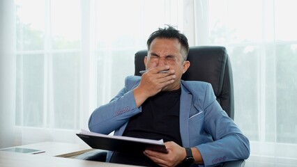 Naklejka premium Businessman dozing in chair for relaxing at working room