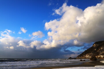 海岸に夕日が差し込む冬の日本海