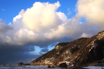 海岸に夕日が差し込む冬の日本海
