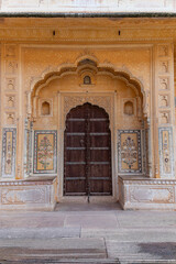 Obraz premium Madhvendra Palace, nestled within the historic Nahargarh Fort in Jaipur, Rajasthan, India, showcases exquisite architecture and offers a glimpse into the royal heritage of the region.