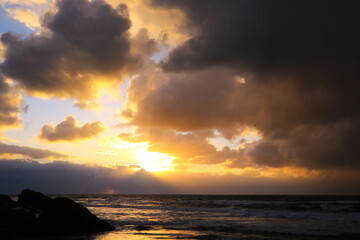 美しい日本海の夕日と夕焼け雲