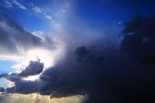 黒い雲に覆われてきた青空