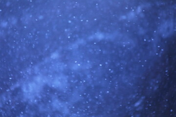 舞い散る雪のアップ