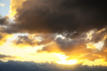 美しい夕日の光芒と夕焼け雲