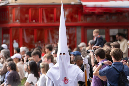Gente y Capirote celebrando la Semana Santa en la Calle Mayor de Madrid, Espa&ntilde;a.