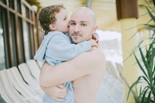 Vater mit Tochter, 2 Jahre, in der Therme